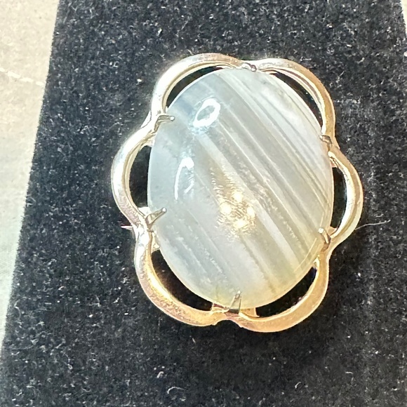 Silver Brooch, White Banded Agate Oval Stone in Silver Flower Frame, Vintage - Picture 3 of 10